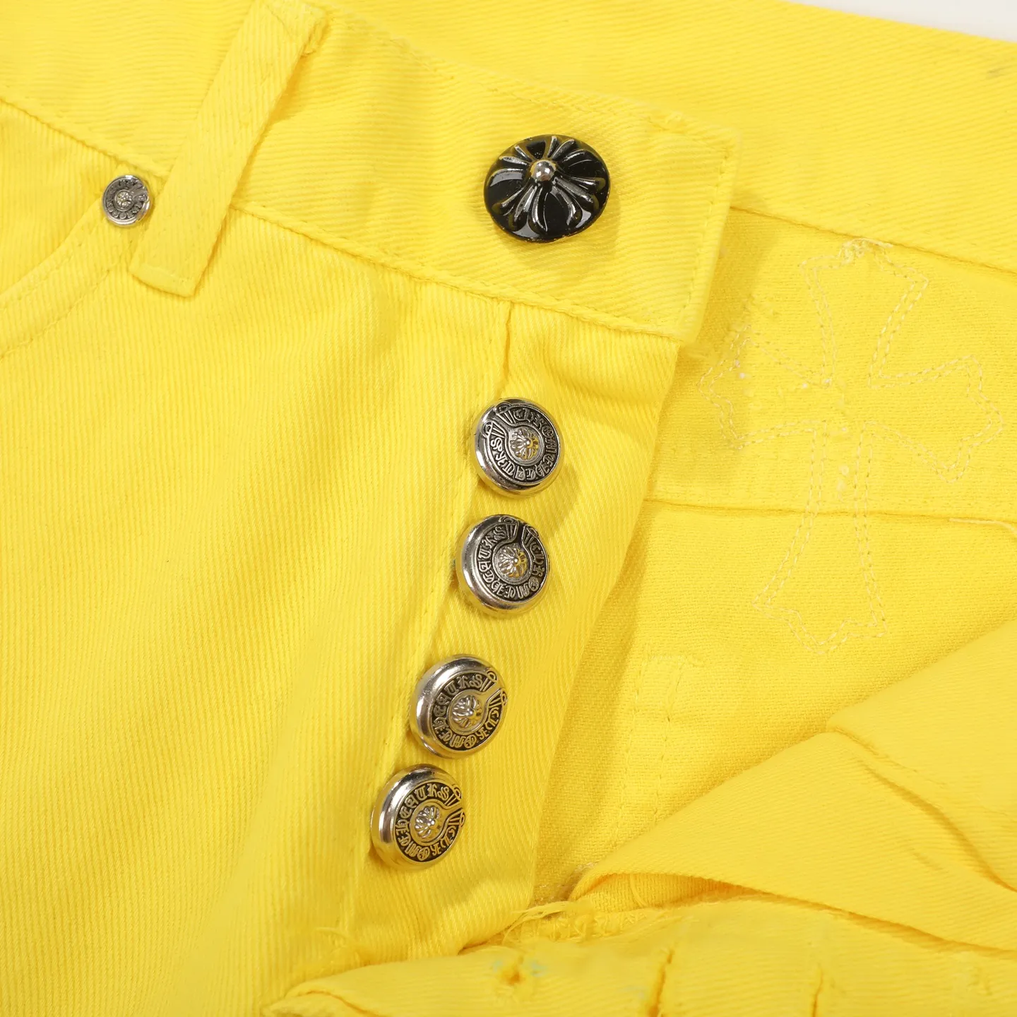 P280 Chrome hearts CH Fan Chengcheng's same style New York limited large leather label dopamine yellow jeans Special Italian cowhide printed and cut Customized sheepskin three-layer thick thread leather The whole body is spliced in heavy water washing craftsman's hand-splashed ink You can see the details Three-dimensional cutting version Loose and comfortable, not picky about the figure Make you taller and slimmer Factory Seiko Original quality control Same style for men and women Can be matched with couples Versatile recommendation Necessary jeans for all seasons Color: lemon yellow Size: s m l xl